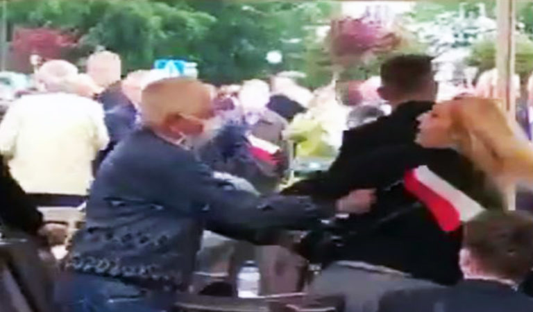 Sympatyk Andrzeja Dudy uderzył protestującą młodą kobietę. Mieszkańcy protestowali przeciwko nadaniu Honorowego Obywatelstwa, Prezydentowi.