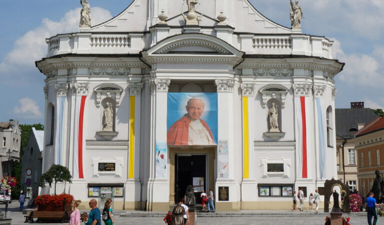 Jan Paweł II byłby z Was dumny! TVP organizuje koncert, mimo restrykcji, “bo to… zgodne z prawem”