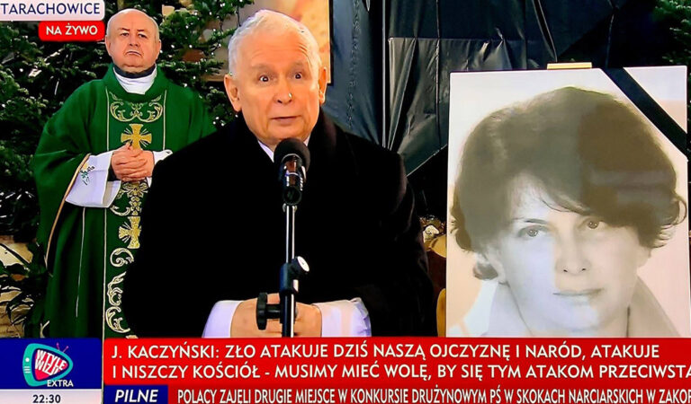 Grupka kobiet pokrzyżowała plany Kaczyńskiemu. Musiał przemawiać w kościele.