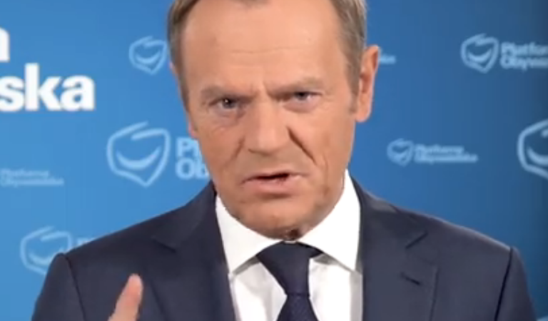 Donald Tusk ośmieszył Kaczyńskiego i Morawieckiego [VIDEO]