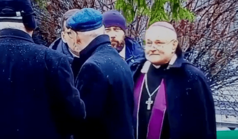 Ksiądz biskup podsłuchiwał, co Morawiecki mówi do Macierewicza! Jest nowe nagranie!