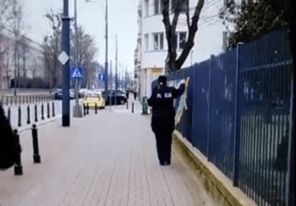 Policja ściąga ukraińskie symbole w Warszawie! [VIDEO]