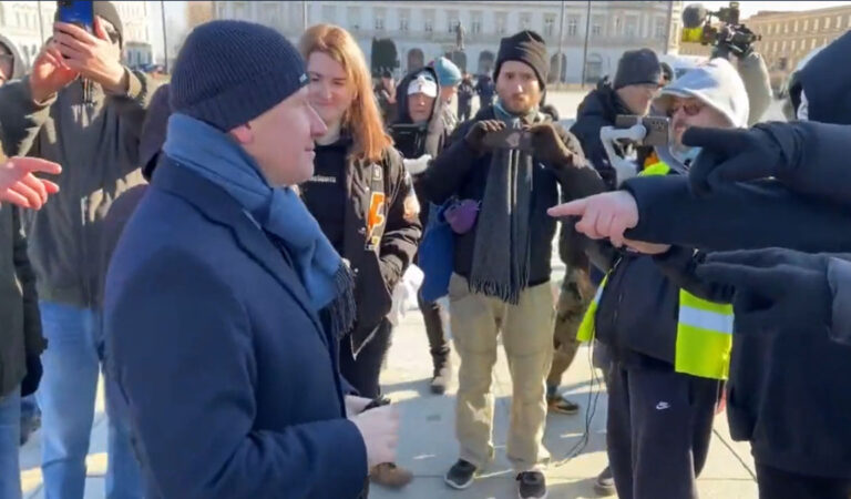 Poseł PiS zaatakował kobietę na demonstracji! [VIDEO]