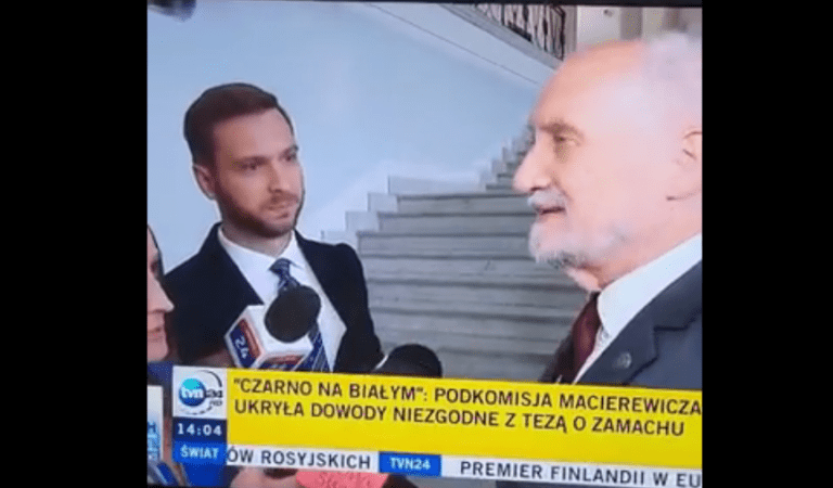Dziennikarz TVN24 zaorał Macierewicza na korytarzu sejmowym [VIDEO]